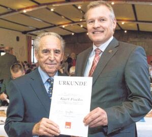 Kurt Fuchs (links) ist 65 Jahre dabei. Rainer Hinderer gratuliert.