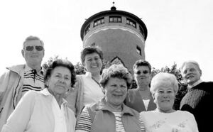 Altgediente Wasserturmfestmacher unter ihrem Wahrzeichen