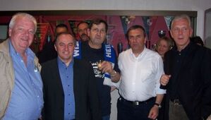 Feiern den TSB-Sieg: Karl Kühner, Josip Juratovic, Herwig Jarosch, Alexander Bach und Harry Mergel.